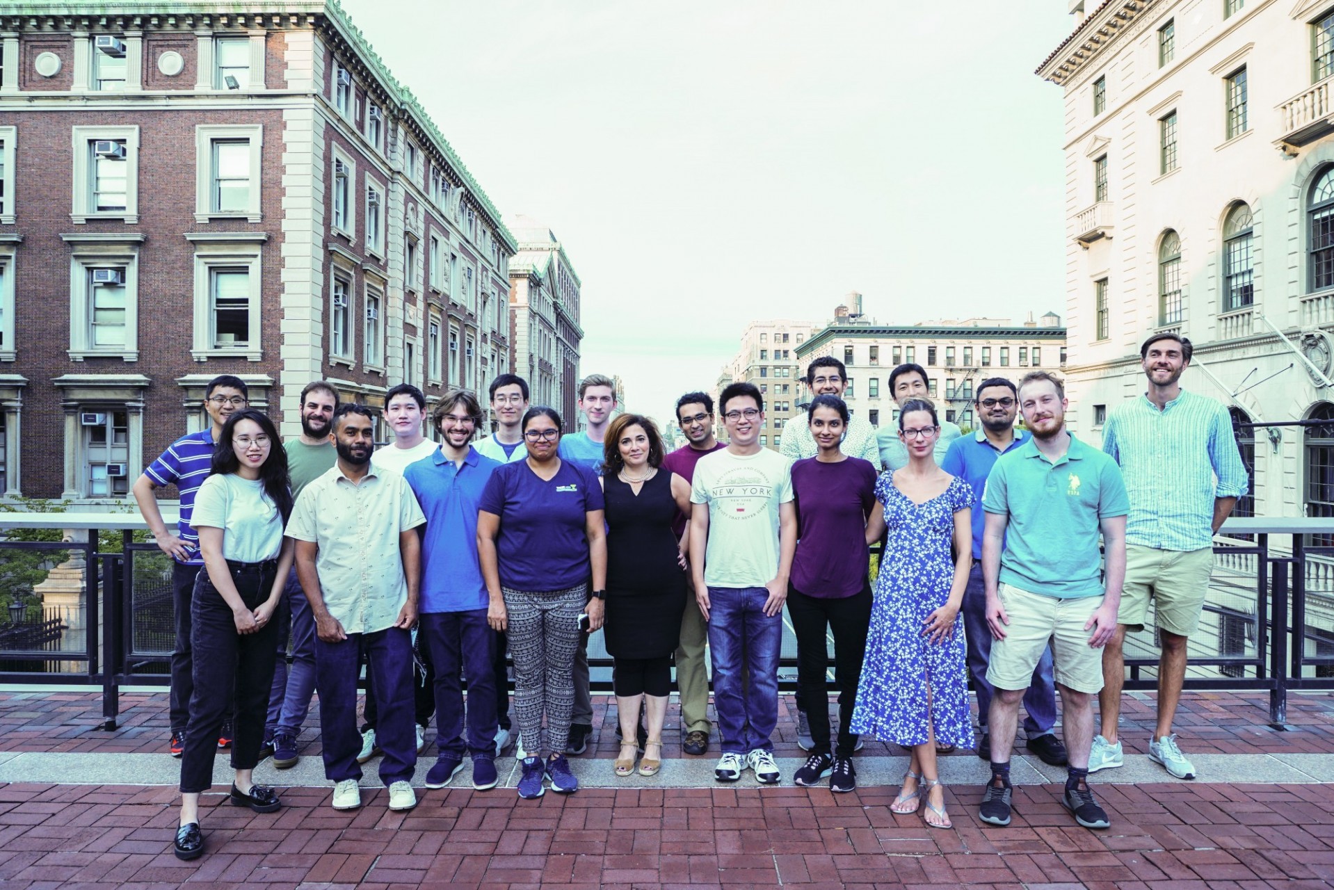 Michal Lipson posing for a photo with the members of her lab. 