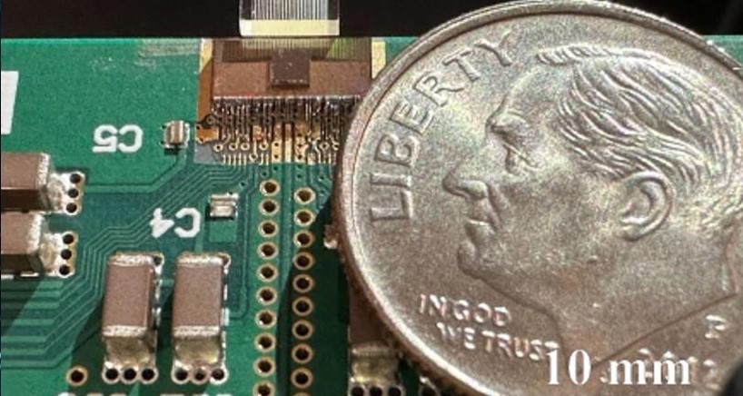An ultra-compact photonic data transmission system. Credit: Lightwave Research Lab, Columbia Engineering