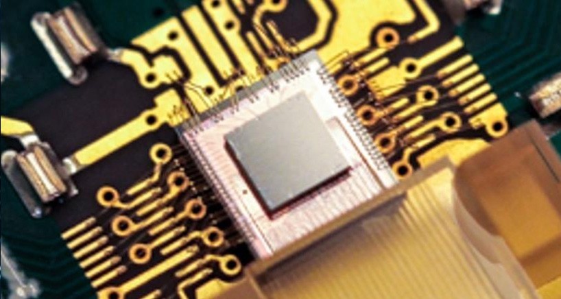 3D integrated ultra-low energy silicon photonic and electronic chip. Credit: Lightwave Research Lab, Columbia Engineering
