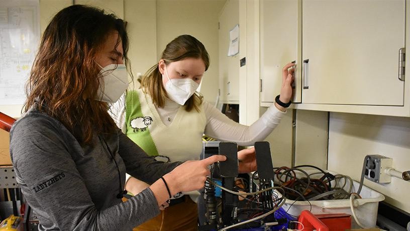 Sophia Ladyzhets BS’22 and Catherine “Calee” Schmidtberger BS’22 work on designing an electric car
